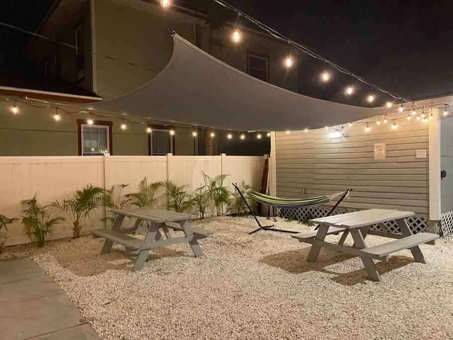Chic Bungalow Apartment Steps From Armature Works & Downtown Riverwalk タンパ エクステリア 写真