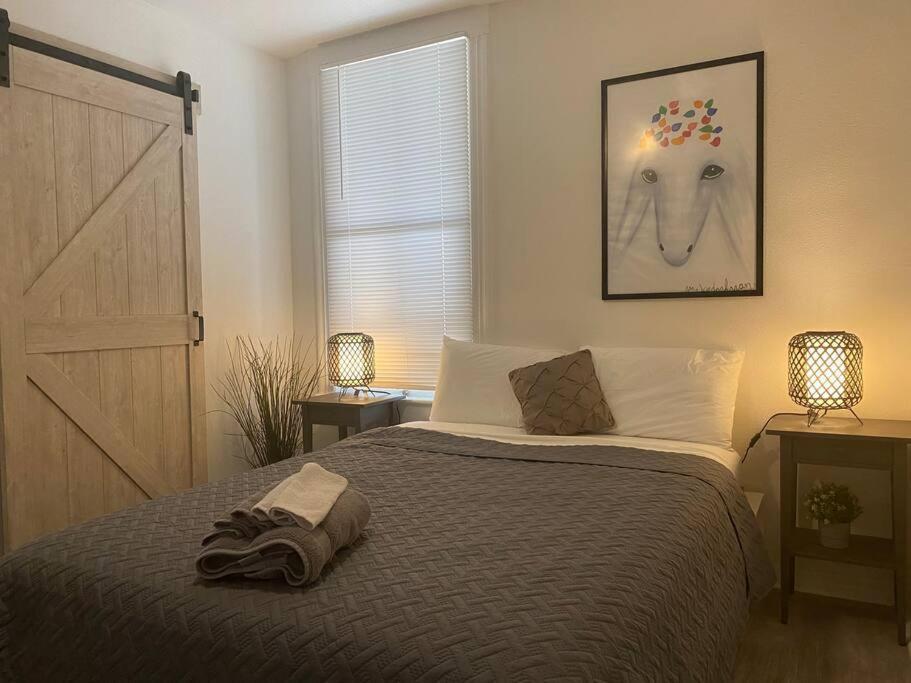 Chic Bungalow Apartment Steps From Armature Works & Downtown Riverwalk タンパ エクステリア 写真