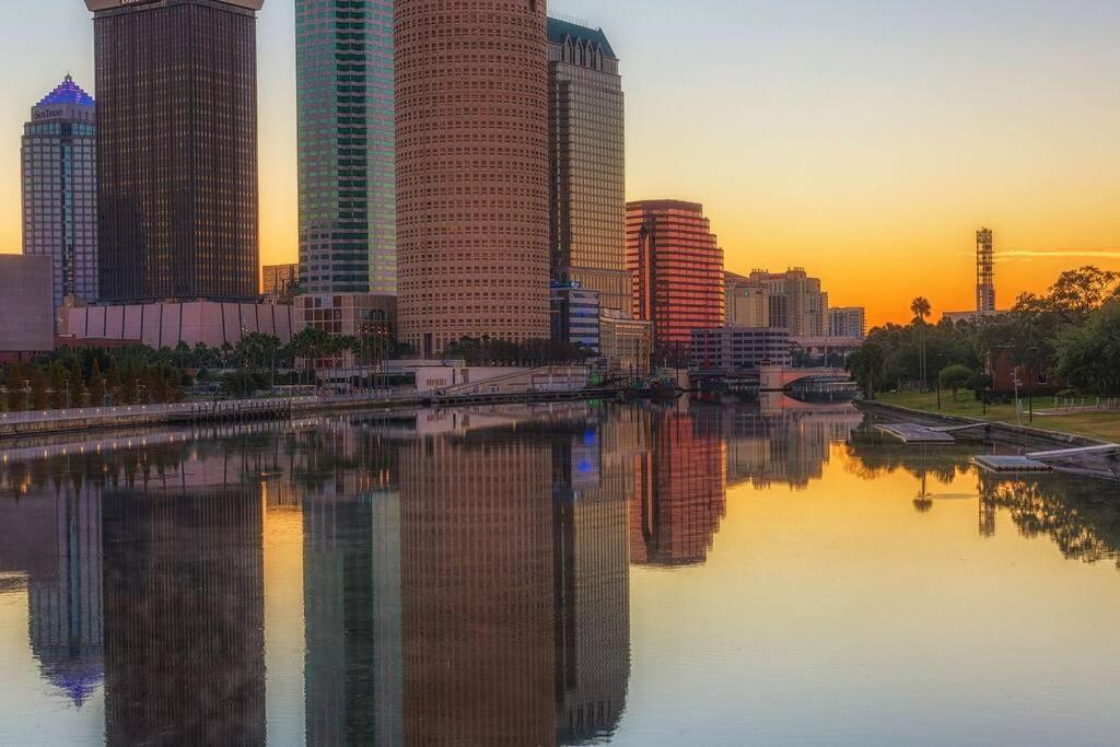 Chic Bungalow Apartment Steps From Armature Works & Downtown Riverwalk タンパ エクステリア 写真
