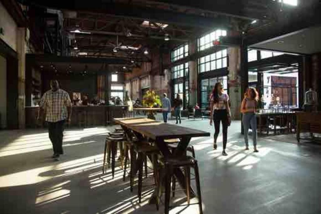 Chic Bungalow Apartment Steps From Armature Works & Downtown Riverwalk タンパ エクステリア 写真