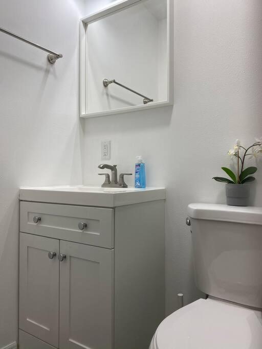 Chic Bungalow Apartment Steps From Armature Works & Downtown Riverwalk タンパ エクステリア 写真