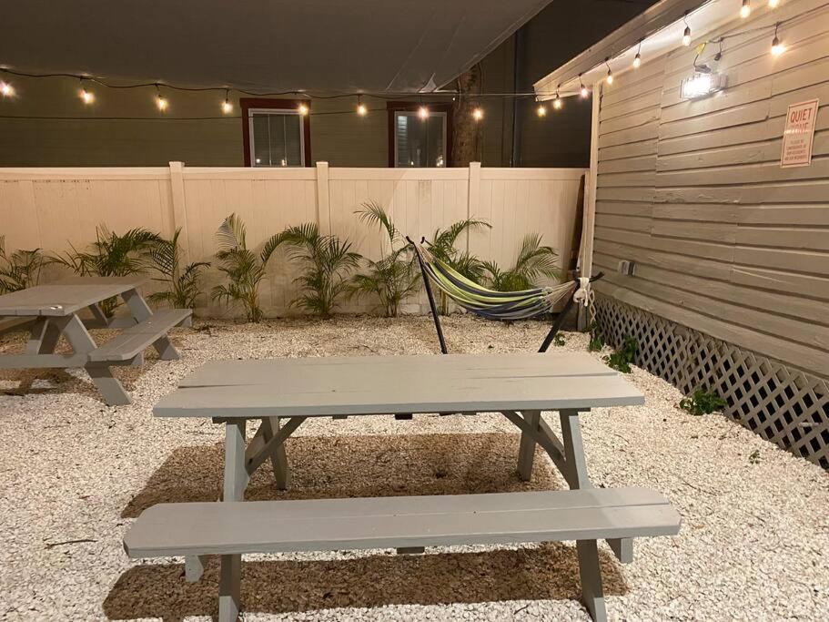 Chic Bungalow Apartment Steps From Armature Works & Downtown Riverwalk タンパ エクステリア 写真