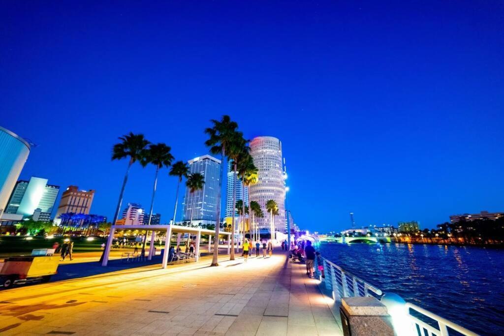 Chic Bungalow Apartment Steps From Armature Works & Downtown Riverwalk タンパ エクステリア 写真