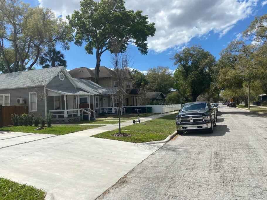 Chic Bungalow Apartment Steps From Armature Works & Downtown Riverwalk タンパ エクステリア 写真