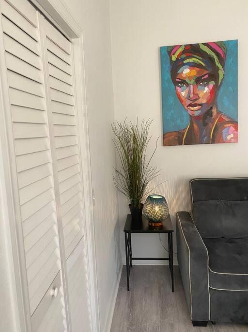 Chic Bungalow Apartment Steps From Armature Works & Downtown Riverwalk タンパ エクステリア 写真