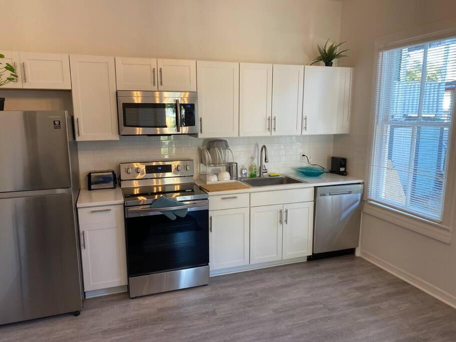 Chic Bungalow Apartment Steps From Armature Works & Downtown Riverwalk タンパ エクステリア 写真