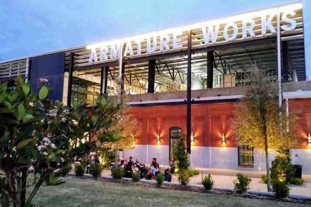 Chic Bungalow Apartment Steps From Armature Works & Downtown Riverwalk タンパ エクステリア 写真