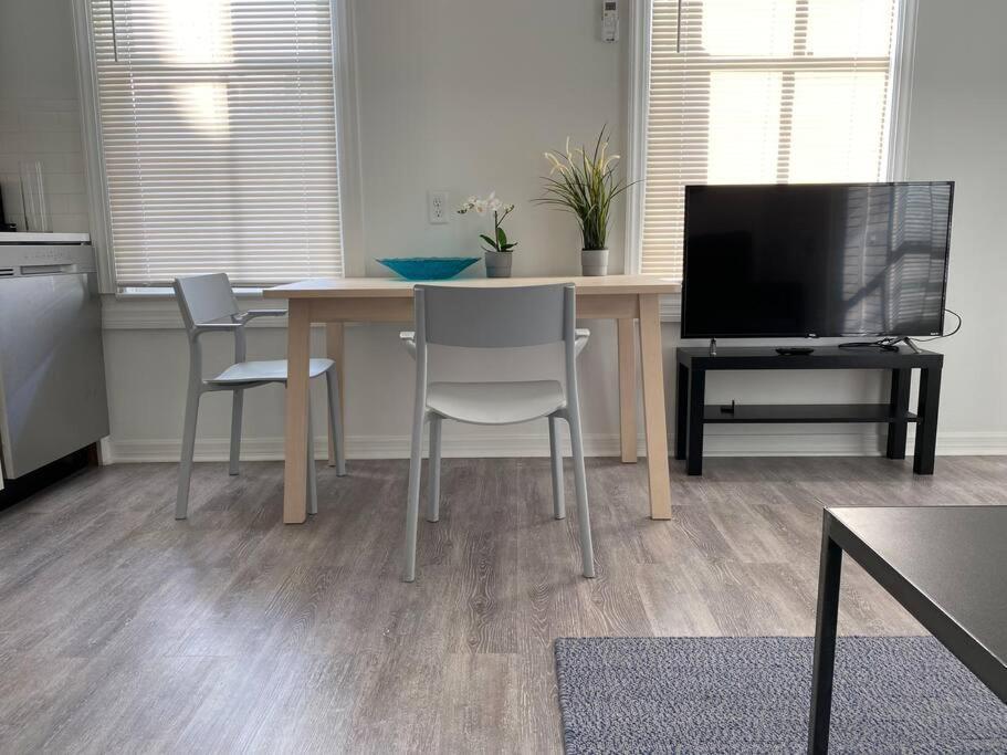 Chic Bungalow Apartment Steps From Armature Works & Downtown Riverwalk タンパ エクステリア 写真